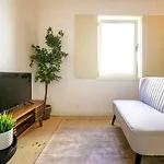 Burgaes By Lovelystay Apartment